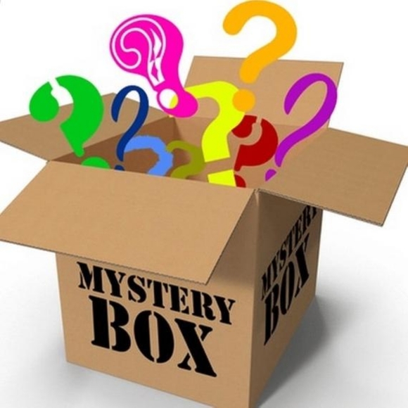 Box full of MEDIUM GOODNESS!🍭🍬 - Picture 1 of 1